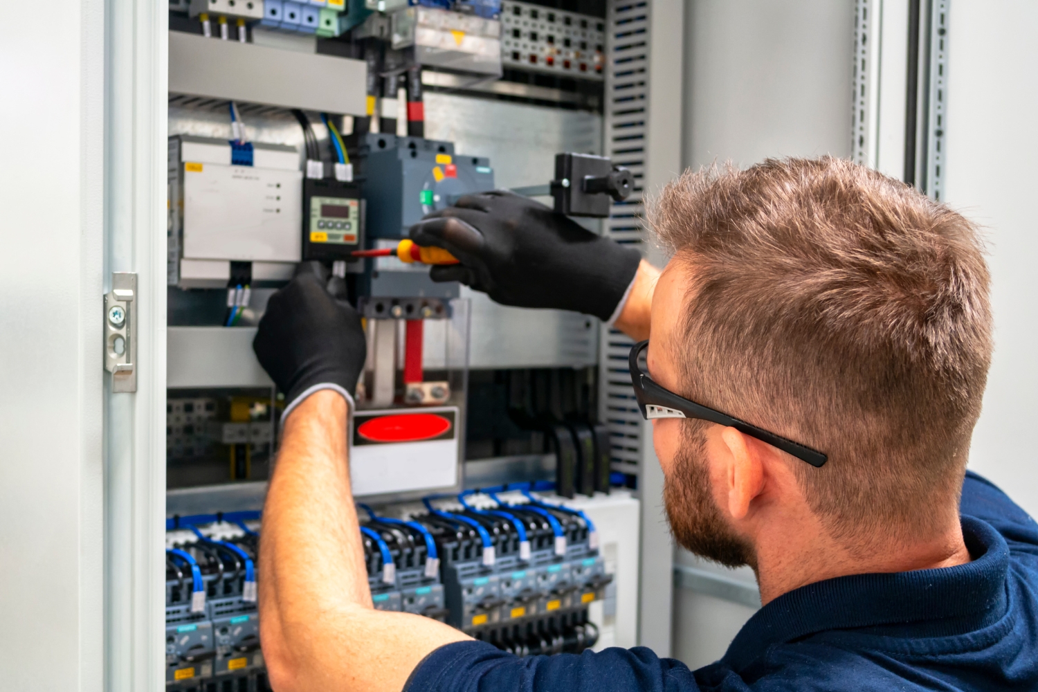 Wie die DGUV V3 Prüfung und die VDE Prüfung die Arbeitssicherheit verbessern