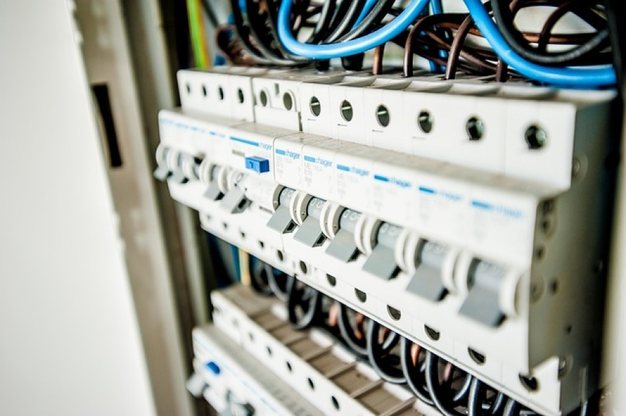 Wie die DGUV V3 Prüfung und die VDE Prüfung die Arbeitssicherheit verbessern