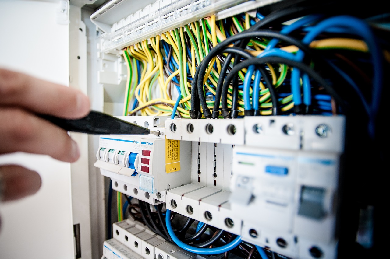Wie die Prüfung ortsfester elektrischer Anlagen die Umwelt schützt