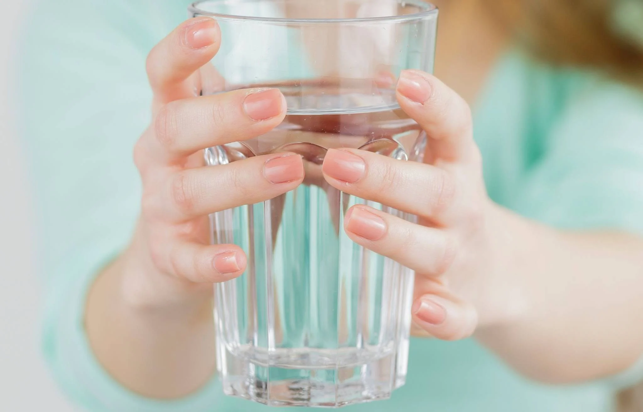 Abgestimmtes Wasser für die Gesundheit der Haut: Strahlen von innen